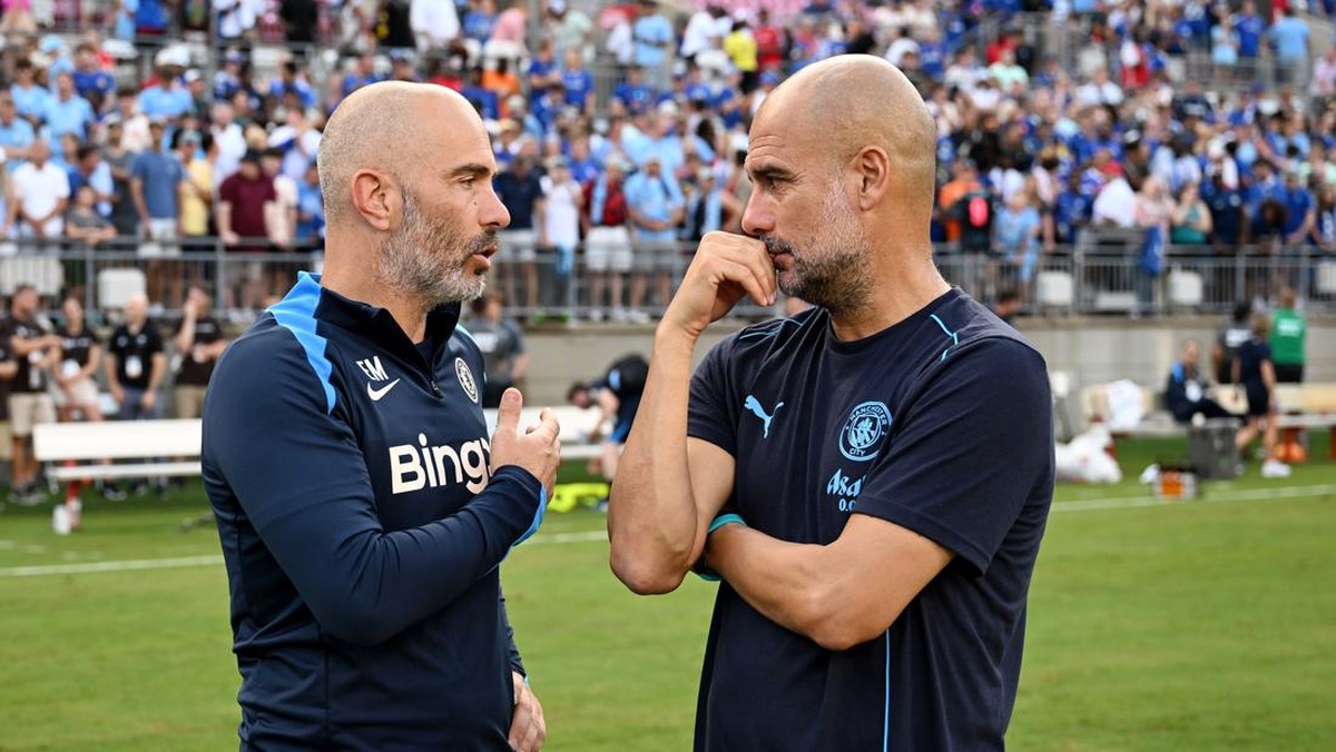 Maresca (kiri) dan Guardiola. Foto: Chelsea FC via Getty Images/Darren Walsh