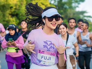 Reaksi Fuji Ditarik Emak-emak di Garis Finish Acara Lari Reaksi Fuji Ditarik Emak-emak di Garis Finish Acara Lari