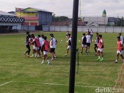 Gelandang PSM Makassar M Arfan Alami Cedera Saat Latihan di Stadion Kalegowa