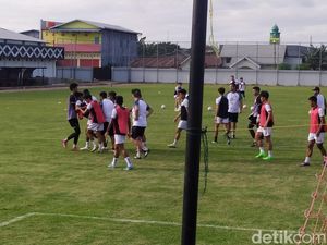 Gelandang PSM Makassar M Arfan Alami Cedera Saat Latihan di Stadion Kalegowa Gelandang PSM Makassar M Arfan Alami Cedera Saat Latihan di Stadion Kalegowa