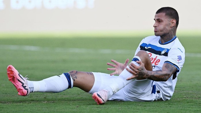 PARMA, ITALY - AUGUST 04: Gianluca Scamacca of Atalanta BC is injured during the Pre-season Friendly Match between Parma v Atalanta on August 04, 2024 in Parma, Italy. (Photo by Image Photo Agency/Getty Images)