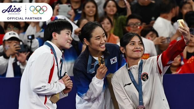 Gregoria Mariska saat menerima medali perunggu bulutangkis putri Olimpiade 2024.