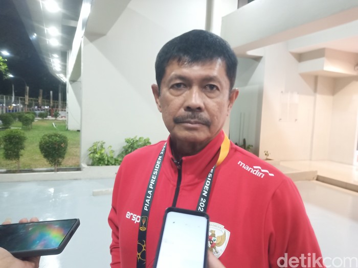 Pelatih Timnas Indonesia U-20 Indra Sjafri, saat ditemui awak media di Stadion Manahan Solo, Minggu (4/8/2024) malam.