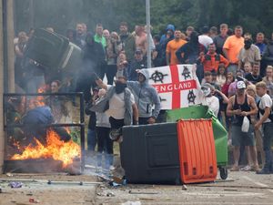 Inggris Memanas, Demo Anti-Imigran Berujung Ricuh Inggris Memanas, Demo Anti-Imigran Berujung Ricuh