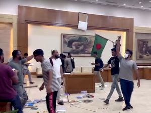 Momen Istana Bangladesh Diacak-acak Demonstran Momen Istana Bangladesh Diacak-acak Demonstran