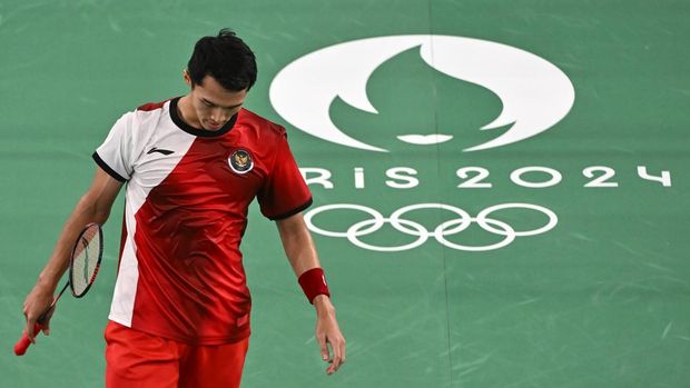 Ekspresi pebulu tangkis tunggal putra Indonesia Jonatan Christie usai gagal meraih poin saat bertanding melawan pebulu tangkis India Lakshya Sen pada babak penyisihan grup L Olimpiade Paris 2024 di Porte De La Chapella Arena, Paris, Prancis, Rabu (31/7/2024). Jonatan Christie kalah dengan skor 18-21, 12-21 atas Lakshya Sen. ANTARA FOTO/Wahyu Putro A/Spt.