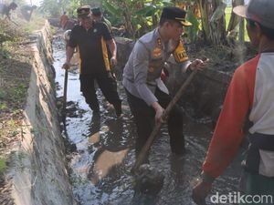 Aksi AKBP Davis Bantu Warga Pasuruan Bersihkan Saluran Irigasi Aksi AKBP Davis Bantu Warga Pasuruan Bersihkan Saluran Irigasi