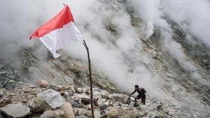 Wisata Asap Belerang di Kawah Candradimuka Gunung Lawu