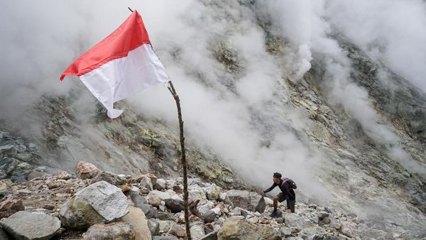Wisata Asap Belerang di Kawah Candradimuka Gunung Lawu