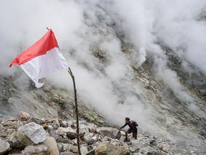 Wisata Asap Belerang di Kawah Candradimuka Gunung Lawu