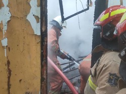 Rumah di Jalan Tidar Surabaya Dilalap Si Jago Merah, 2 Orang Terluka