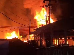 Kebakaran Rumah di Minahasa Diduga Akibat Korsleting Saat Ngecas HP Kebakaran Rumah di Minahasa Diduga Akibat Korsleting Saat Ngecas HP