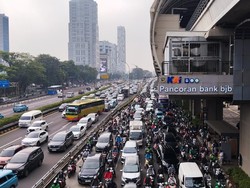 Lalin di Pancoran Jaksel Arah Semanggi Macet, Pengendara Adu Klakson