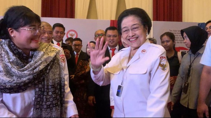 Megawati usai memberikan arahan penyerahan duplikat bendera pusaka kepada gubernur seluruh Indonesia di Balai Samudra, Kelapa Gading, Jakarta Utara, Senin (5/8/2024).