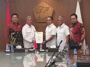 Gerindra Resmi Serahkan SK Dukungan ke Ar-Rahman Maju Pilkada Wajo Gerindra Resmi Serahkan SK Dukungan ke Ar-Rahman Maju Pilkada Wajo