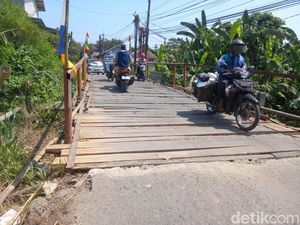 Warga Plumbon Waswas 2 Tahun Lewati Jembatan Darurat yang Rapuh
