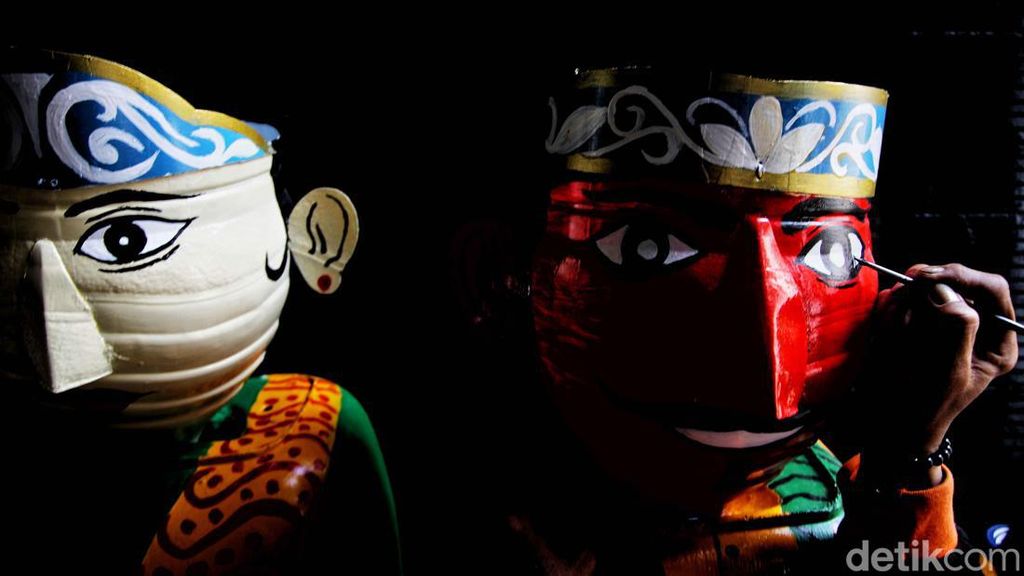 Kreatif! Galon Bekas Disulap jadi Ondel-ondel untuk Pot Bunga Kreatif! Galon Bekas Disulap jadi Ondel-ondel untuk Pot Bunga