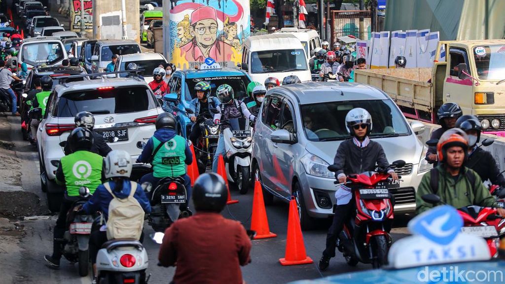 Lalu Lintas di Cipulir Merayap Imbas Proyek Galian Lalu Lintas di Cipulir Merayap Imbas Proyek Galian