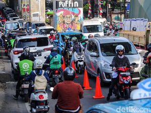 Lalu Lintas di Cipulir Merayap Imbas Proyek Galian Lalu Lintas di Cipulir Merayap Imbas Proyek Galian