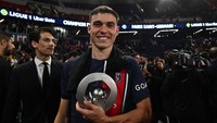 Manuel Ugarte - Paris Saint-Germain. Man United kabarnya sudah sepakat secara personal dengan pemain bersangkutan. PSG pun sudah memberi jalan.   Foto: Getty Images/Sebastian Frej/MB Media