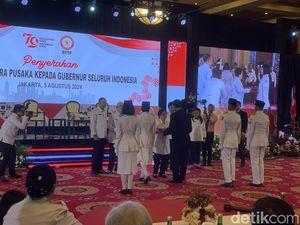 Megawati Serahkan Duplikat Bendera Pusaka ke Sultan HB X Megawati Serahkan Duplikat Bendera Pusaka ke Sultan HB X