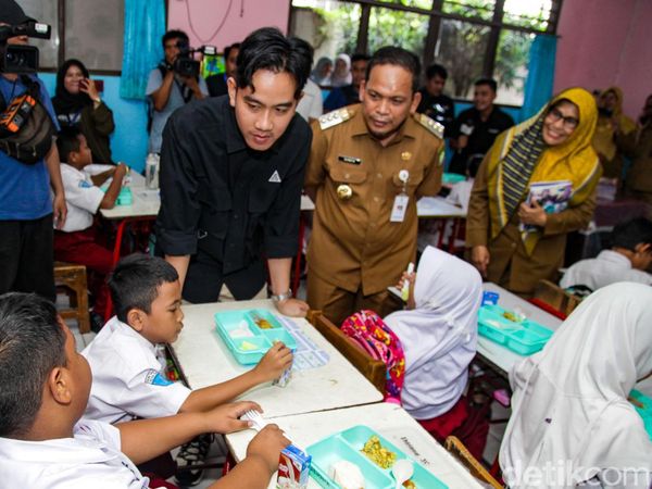 Momen Gibran Cek Uji Coba Makan Bergizi Gratis di Tangerang