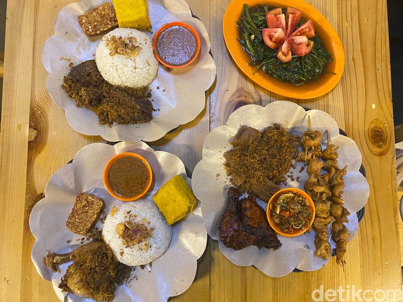 Nasi Uduk Cipete 21, nasi uduk gurih harum dengan lauk ayam goreng hingga paru goreng.