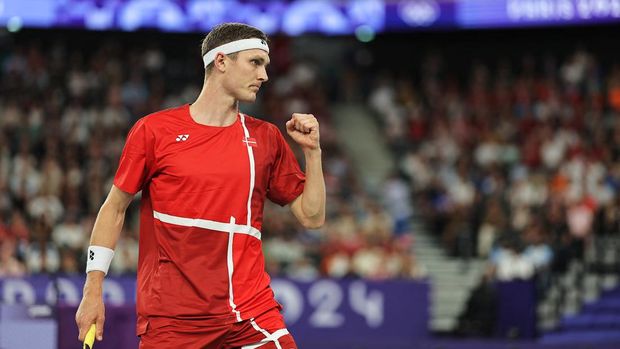Paris 2024 Olympics - Badminton - Men's Singles Gold Medal Match - Porte de La Chapelle Arena, Paris, France - August 05, 2024. Viktor Axelsen of Denmark reacts during the match against Kunlavut Vitidsarn of Thailand. REUTERS/Ann Wang