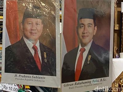 Toko Pigura di Surabaya Banjir Pesanan Foto Prabowo-Gibran