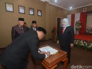 Adel Linggiardi Dilantik sebagai Sekda Bima Adel Linggiardi Dilantik sebagai Sekda Bima