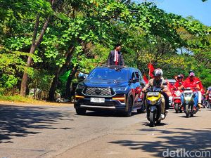 Momen Warga Antar Anggota DPRD Sukabumi Dilantik