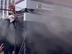 Dramatis Penyelamatan Balita dan Wanita Terjebak Kebakaran di Kupang