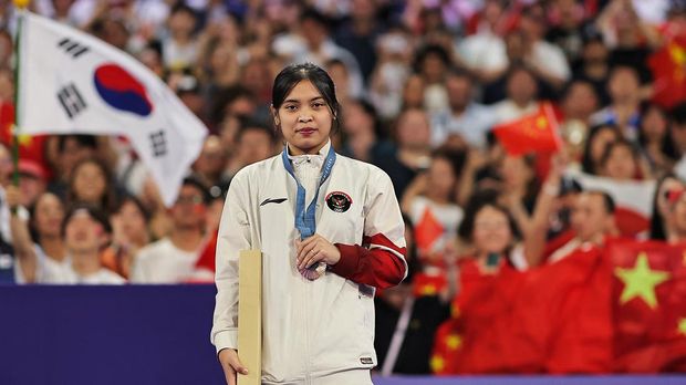 Podium Perunggu Gregoria Mariska Tunjung di Olimpiade 2024 Paris 2024 Olympics - Badminton - Women's Singles Victory Ceremony - Porte de La Chapelle Arena, Paris, France - August 05, 2024. Bronze medallist Gregoria Mariska Tunjung of Indonesia poses with her medal during the ceremony. REUTERS/Ann Wang