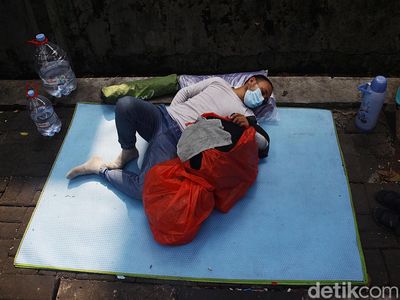 Potret Pencari Suaka Bertahan di Trotoar UNHCR Jaksel