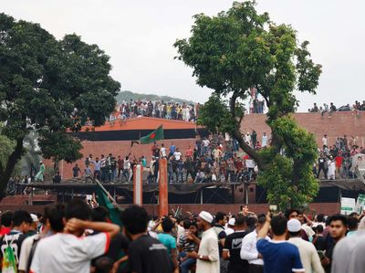 Potret Ribuan Demonstran Serbu Istana PM Bangladesh