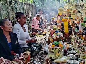 Tradisi Ngasa di Gianyar, Haturkan Sesajen Uang, Perhiasan, hingga Sertifikat Tradisi Ngasa di Gianyar, Haturkan Sesajen Uang, Perhiasan, hingga Sertifikat