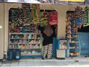Masih Banyak Pedagang Jual Rokok Ketengan Dekat Sekolah Masih Banyak Pedagang Jual Rokok Ketengan Dekat Sekolah