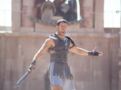 Luka Russell Crowe, Sang Gladiator Hollywood