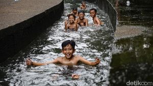 Serunya Bocil Main Perosotan Air di Kanal Tandon Lengkong Wetan Tangsel