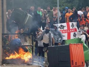 Kerusuhan Kian Meluas, PM Inggris Gelar Rapat Darurat