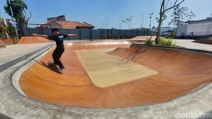 Skateboarder Menjajal Skatepark di Kota Baru Parahyangan Skateboarder Menjajal Skatepark di Kota Baru Parahyangan