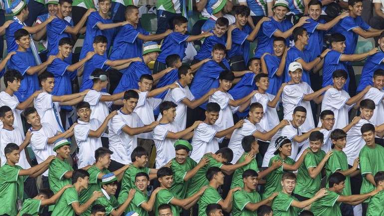 Para penggemar Uzbekistan bersorak di tribun sebelum pertandingan Grup C putra antara Uzbekistan dan Mesir, di Stadion La Beaujoire, selama Olimpiade Musim Panas 2024. AP/Jeremias Gonzalez