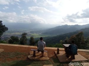 Menikmati Keindahan Lanskap dari Pasir Gowong Tasikmalaya Menikmati Keindahan Lanskap dari Pasir Gowong Tasikmalaya