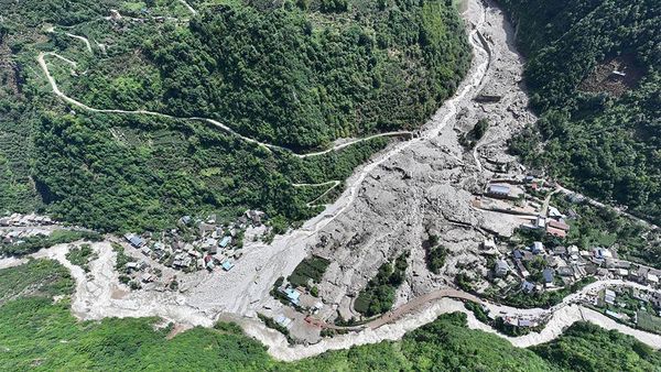Penampakan dari Udara Tanah Longsor Terjang Permukiman di China
