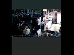 Terekam CCTV, Maling Berjaket Biru Bobol Toko di Berbah Jebol Plafon