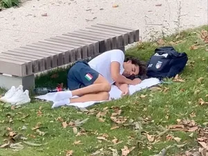 Kamar di Kampung Olimpiade Panas, Perenang Ini Pilih Tidur di Taman Beralas Handuk Kamar di Kampung Olimpiade Panas, Perenang Ini Pilih Tidur di Taman Beralas Handuk
