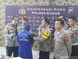 Tampang Pemobil yang Tabrak Polisi Kudus hingga Nyangkut di Kap