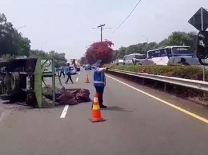 Truk Terguling Melintang di Tol Bandara Soetta, Lalin Sempat Tersendat