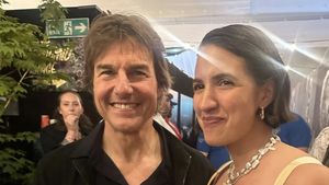 Foto: Keakraban Tom Cruise dan Penyanyi Asuhan Chris Martin, Disebut Pacaran