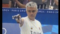 Jose Mourinho pun ikut muncul dalam meme Dikec. Mirip gak? Foto: dok. Internet/X (Twitter)